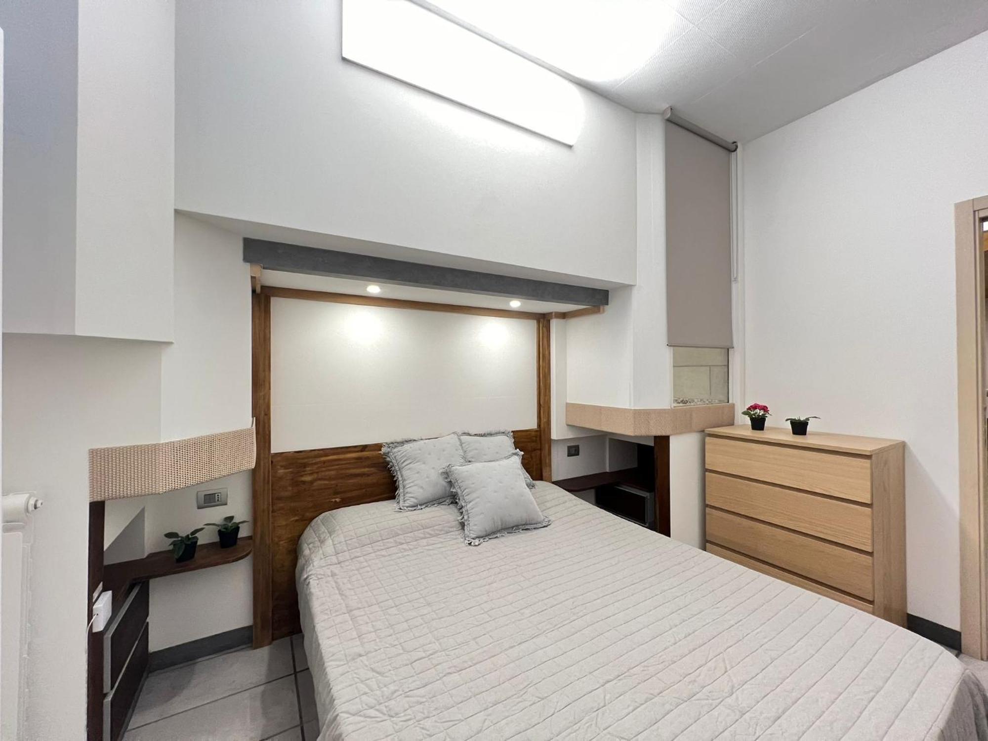 "R&P Apartment", Short Term Stay, Elegant Design, Bisceglie Metro Station, Easy For San Siro And Fiera Milano, Free Parking Екстер'єр фото
